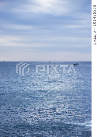海に浮かぶ船 海に浮かぶ船 101486558