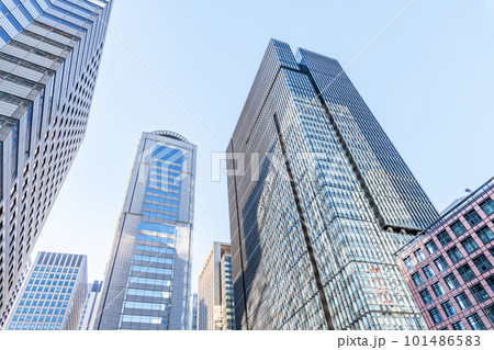 超高層オフィスビルを見上げるオフィス街の風景 101486583