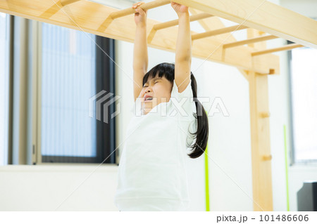 うんていをする子供 うんていをする子供 101486606