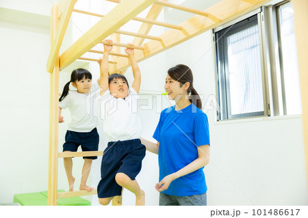 うんていをする子供 うんていをする子供 101486617