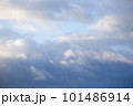雲の隙間から見える空 101486914