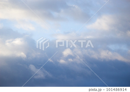 雲の隙間から見える空 雲の隙間から見える空 101486914
