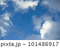 青空と白い雲 101486917