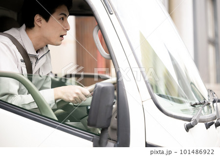 トラックの運転でびっくりして前方で急ブレーキをかける事故のイメージ トラックの運転でびっくりして前方で急ブレーキをかける事故のイメージ 101486922