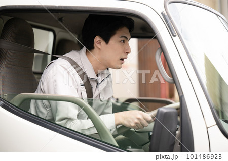 トラックの運転でびっくりして前方で急ブレーキをかける事故のイメージ トラックの運転でびっくりして前方で急ブレーキをかける事故のイメージ 101486923