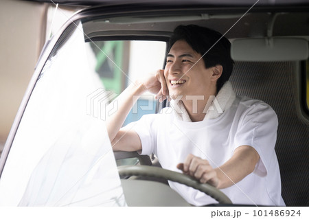 配送の求人や採用のイメージにも　トラックを運転する作業員 101486924