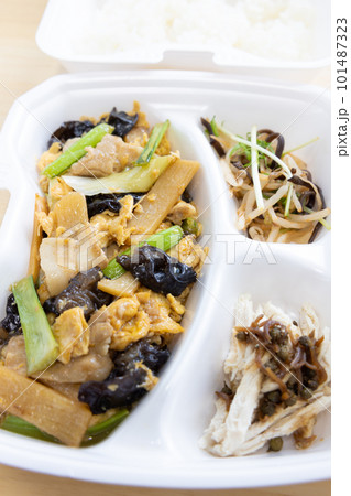 美味しい豚肉と野菜の玉子炒め 101487323