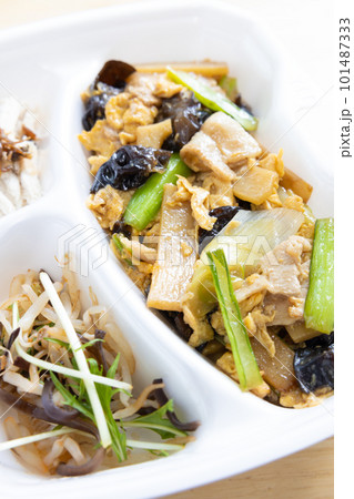 美味しい豚肉と野菜の玉子炒め 101487333