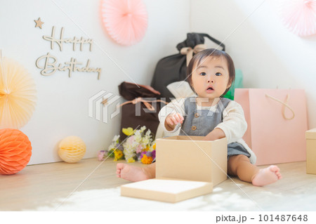 プレゼントボックスを開ける赤ちゃん　1歳の誕生日　ファーストバースデー 101487648