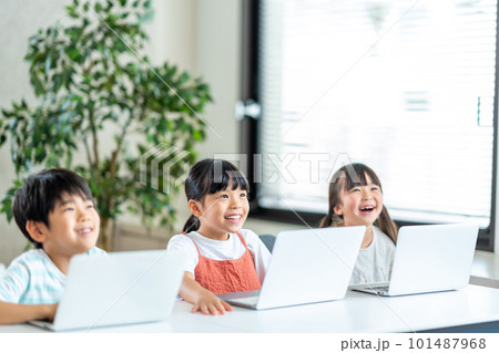 勉強をする小学生。 101487968