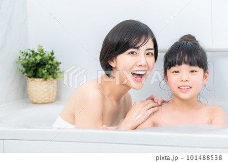 お風呂に入る親子（母子） 101488538