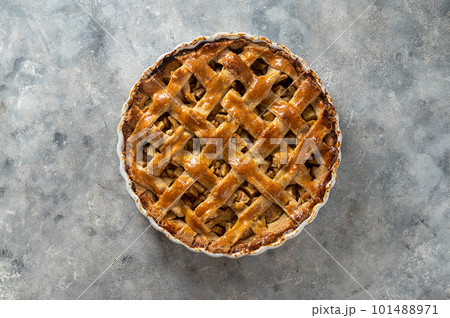 Whole apple pie, in white ceramic baking pan, top view 101488971