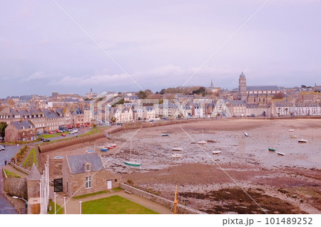 丘の上から見たフランスの街並み 101489252