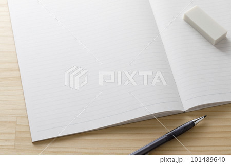 文房具のシャープペンシルとノート 101489640