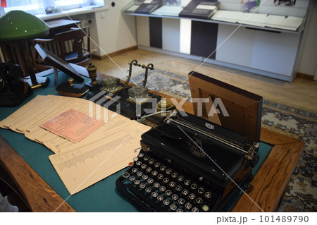 リトアニア　杉原千畝記念館（旧日本領事館跡）執務室　机 101489790