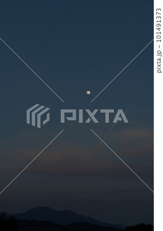 北杜市白州町、夕焼け雲の上の月齢13.4十三夜の月 北杜市白州町、夕焼け雲の上の月齢13.4十三夜の月 101491373