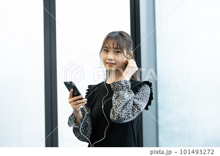 スマホで音楽を聴く若い女性 スマホで音楽を聴く若い女性 101493272