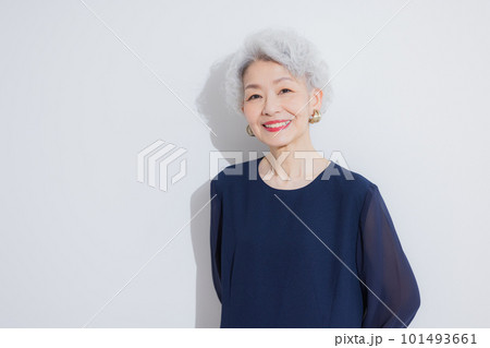 グレイヘアの女性 グレイヘアの女性 101493661