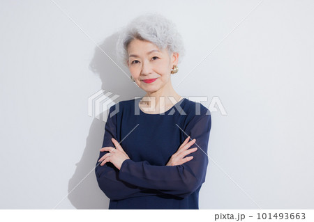 グレイヘアの女性 グレイヘアの女性 101493663