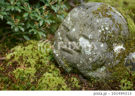 春の三千院　わらべ地蔵　京都市左京区大原 101494313