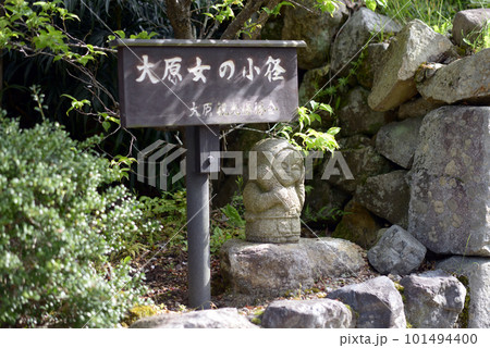 春の三千院　参道の大原女像　京都市左京区大原 101494400