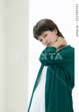 窓際に立つ若い女性 窓際に立つ若い女性 101494501