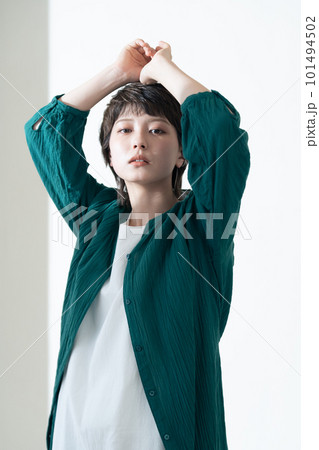 窓際に立つ若い女性 101494502