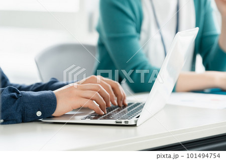 オフィスでミーティングする若い男女の手元 101494754