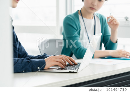 オフィスでミーティングする若い男女の手元 オフィスでミーティングする若い男女の手元 101494759