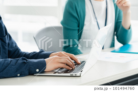 オフィスでミーティングする若い男女の手元 オフィスでミーティングする若い男女の手元 101494760