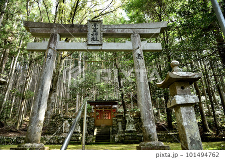 森に囲まれた骨置神社　【和歌山県東牟婁郡北山村】 101494762
