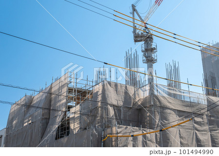 建設現場のクレーンと鉄筋工事　電線防護管 101494990