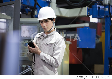 工場で機械を運転したりする男性のイメージ 工場で機械を運転したりする男性のイメージ 101495093