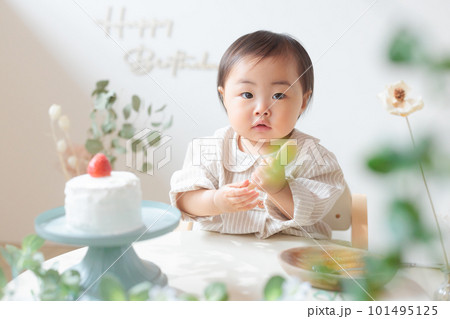 ファーストバースデー　1歳の誕生日の赤ちゃん 101495125