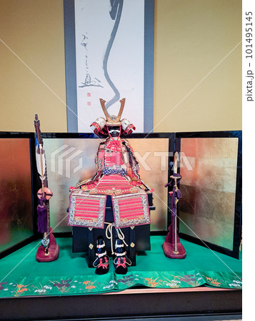 床の間に飾られた五月人形 101495145