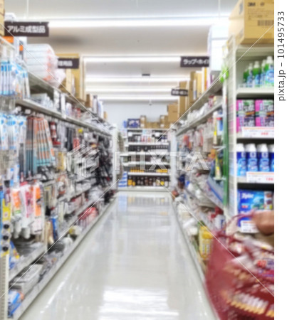 ぼかし画像のホームセンターの店内の様子 101495733