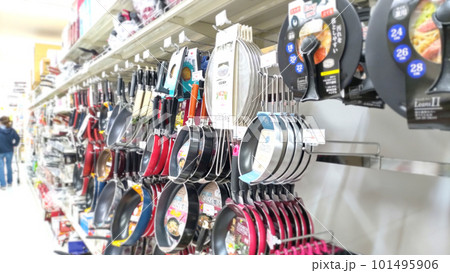 フライパンが陳列されている店内と買い物客 フライパンが陳列されている店内と買い物客 101495906
