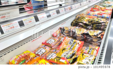 スーパーの冷凍食品コーナーに並べられているぼかしの入った商品 スーパーの冷凍食品コーナーに並べられているぼかしの入った商品 101495978