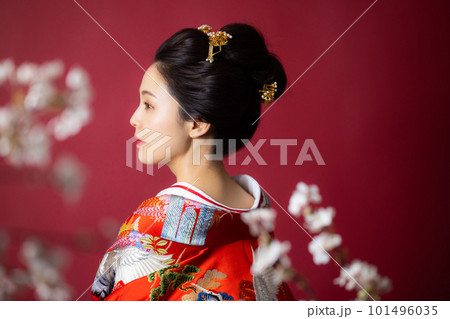 赤い振袖の女性　新日本髪アレンジ 101496035
