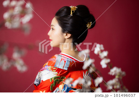 赤い振袖の女性　新日本髪アレンジ 101496037
