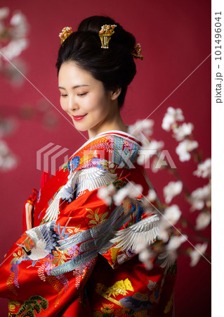赤い振袖の女性　新日本髪アレンジ 101496041