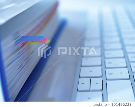 ファイルとキーボードのビジネスイメージ ファイルとキーボードのビジネスイメージ 101496223