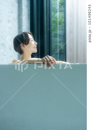 お風呂でリラックスする女性 お風呂でリラックスする女性 101496243