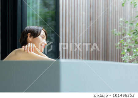 お風呂でリラックスする女性 お風呂でリラックスする女性 101496252