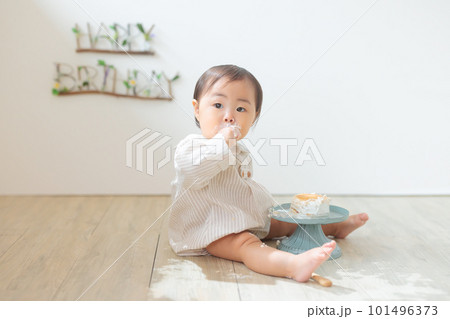 スマッシュケーキを食べる誕生日の赤ちゃん スマッシュケーキを食べる誕生日の赤ちゃん 101496373