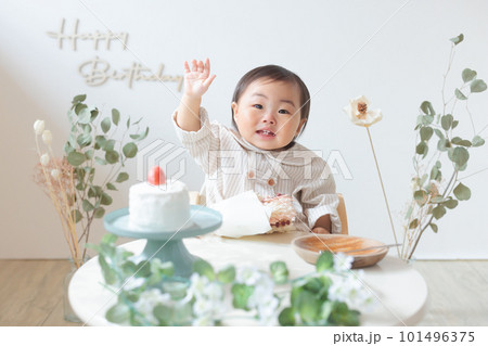ファーストバースデー 1歳の誕生日の赤ちゃん ファーストバースデー 1歳の誕生日の赤ちゃん 101496375