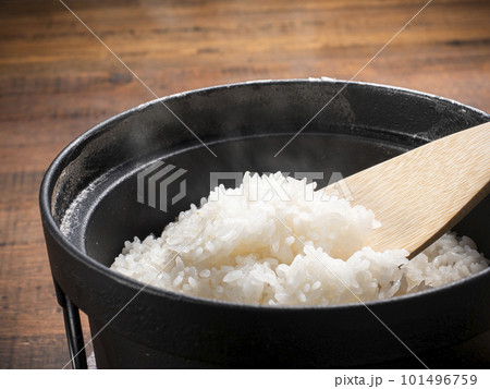 炊きたてご飯　鉄釜 101496759