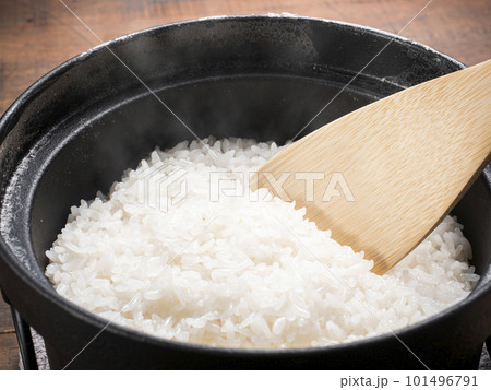 炊きたてご飯　鉄釜 101496791