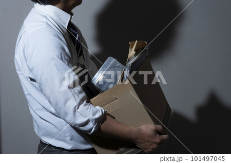リストラされた中高年男性 リストラされた中高年男性 101497045