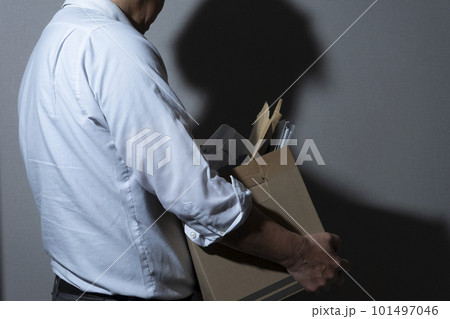 リストラされた中高年男性 リストラされた中高年男性 101497046